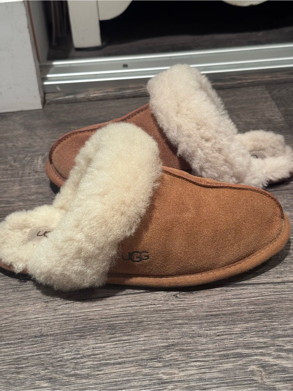 UGG Chestnut Scuffetes
